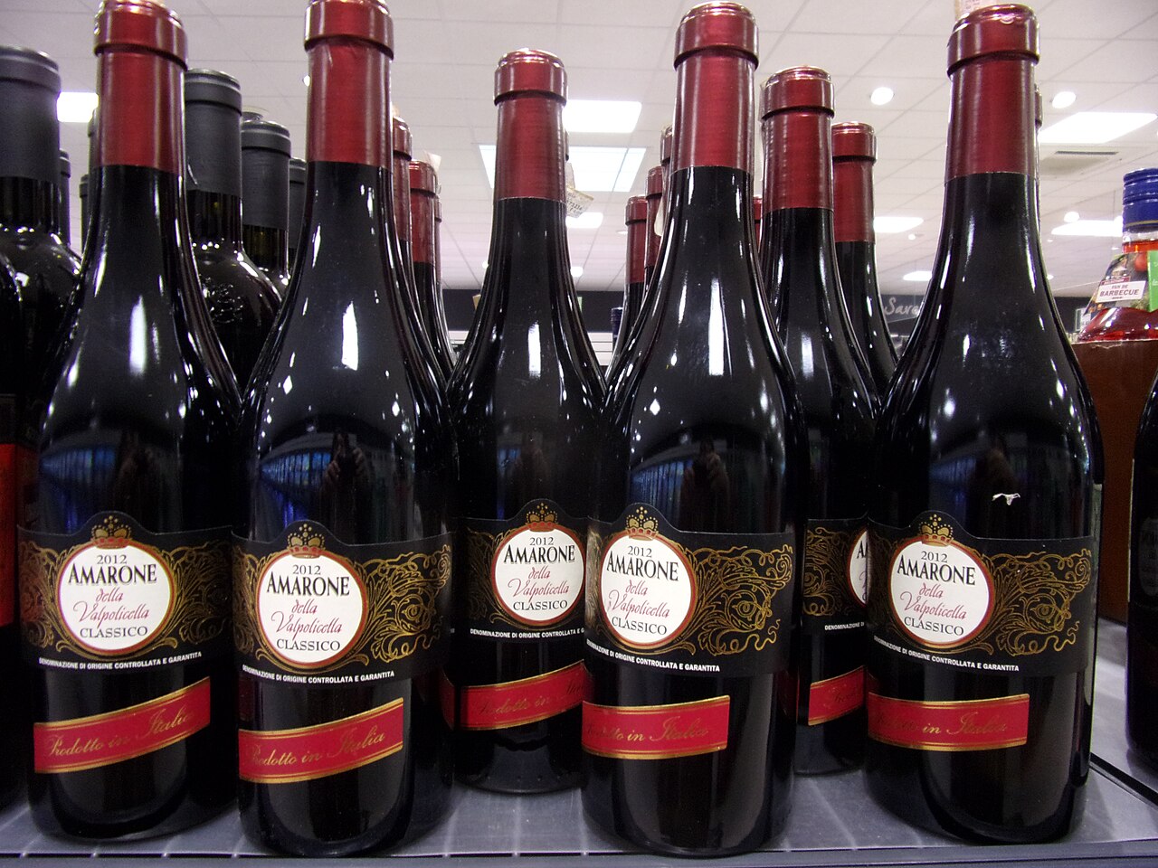 棚に並んだアマローネの瓶。ラベルに Amarone della Valpolicella Classico とある