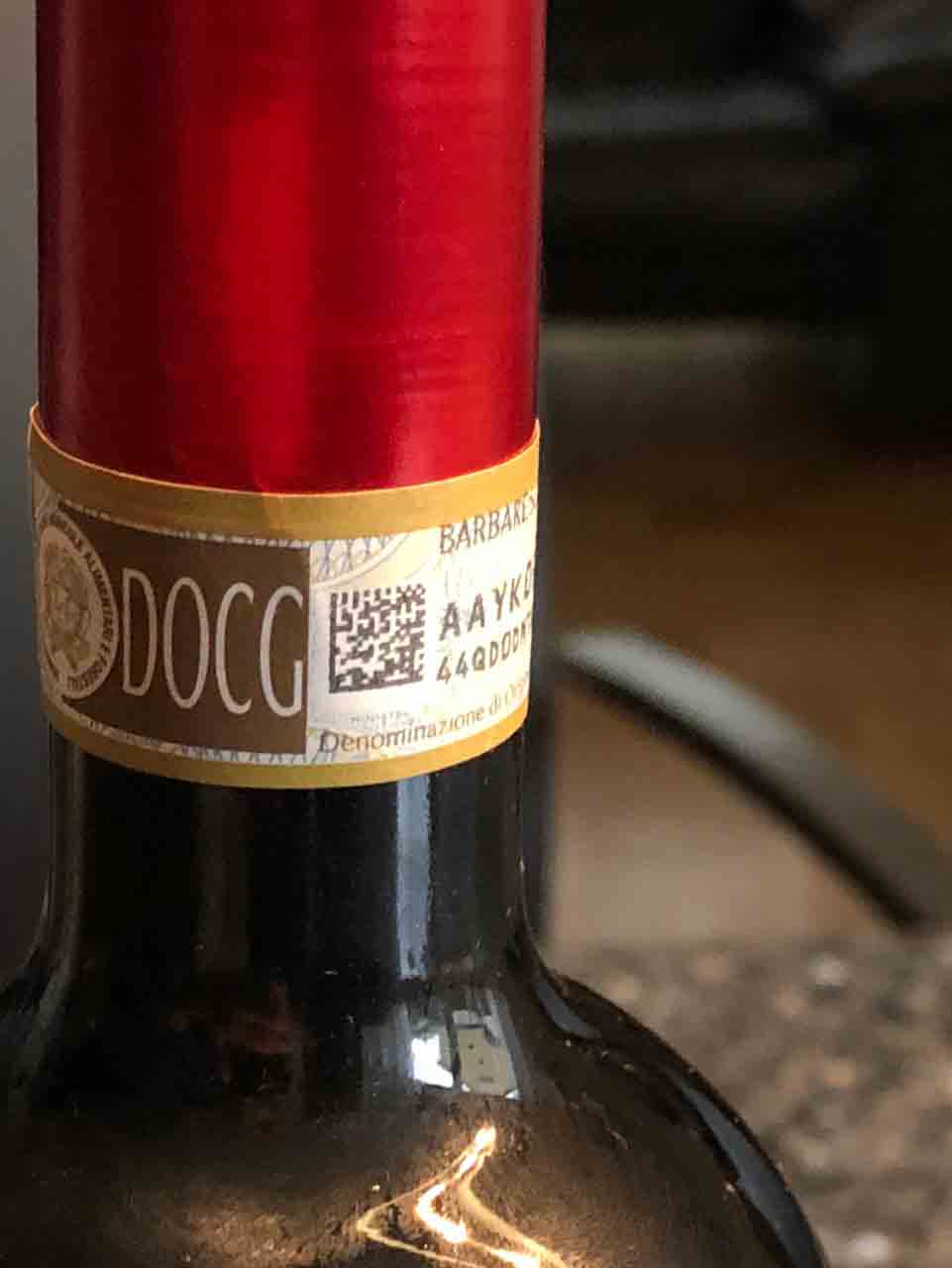赤いキャップシールの下、瓶の首に巻かれた DOCG の証紙