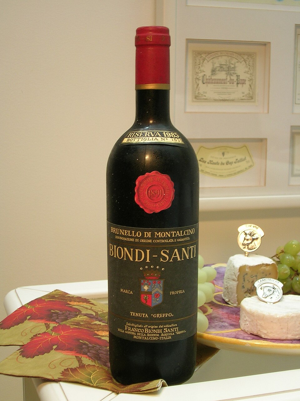 濃い色のガラスの、肩の張った瓶。ラベルに BRUNELLO DI MONTALCINO、BIONDI-SANTI、RISERVA 1985 の文字がある
