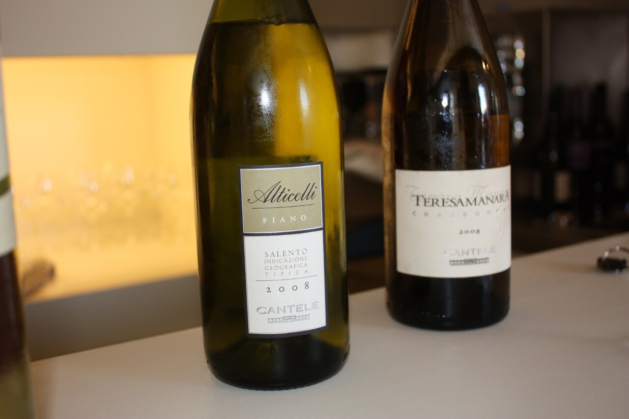 カウンターに置かれた2本のワインの瓶。手前の瓶のラベルに「Alticelli FIANO SALENTO」とある