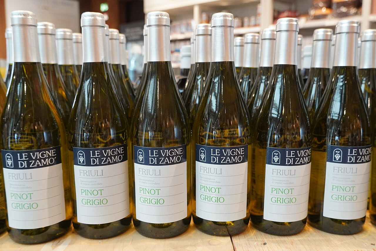 「LE VIGNE DI ZAMÒ」「FRIULI」「PINOT GRIGIO」と書かれたラベルの白ワインのボトルが、棚にずらりと並ぶ