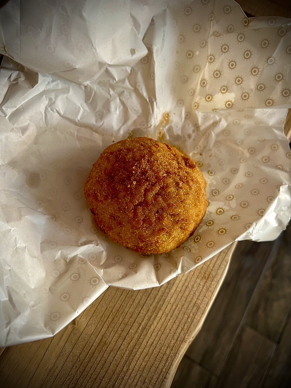 カルタニッセッタの店に並ぶアランチーニ。揚げた米のコロッケ